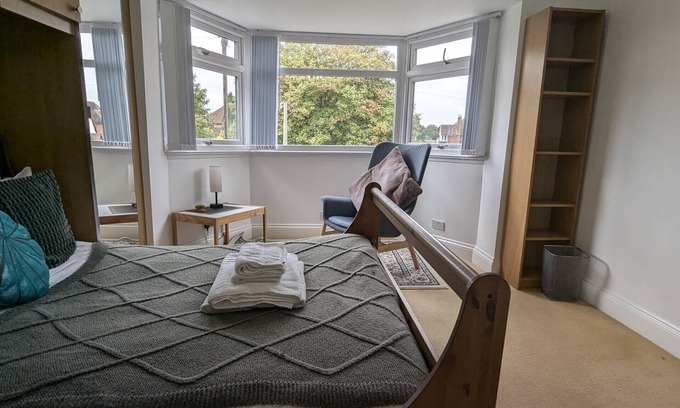 Olton Casa | 3 Bed Home, with parking - Solihull Centre