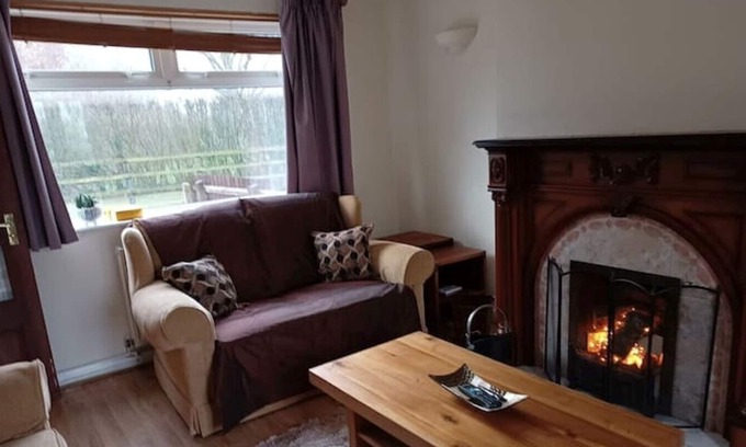 Spalding Casa | 3 bed house + hot tub in rural retreat. Pet friendly garden & ample parking.