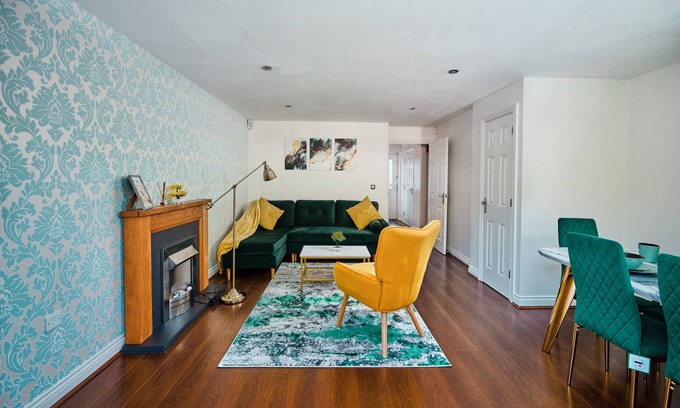 Pinkwell Casa | 3 Bed House in Hayes & Heathrow