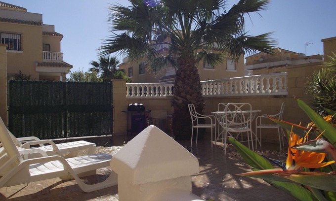 Quesada Casa | CASA DE 3 CAMAS, LO MARABU, CIUDAD QUESADA. PISCINA COMUNITARIA, WI-FI Y TV. AIRE ACONDICIONADO
