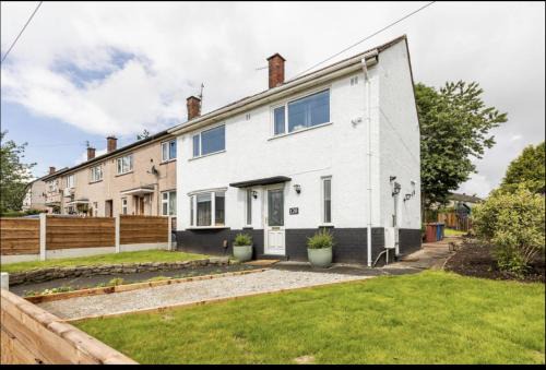 Belthorn Casa | 3 Bed House - Sleeps 5 - Parking - Garden - Wifi