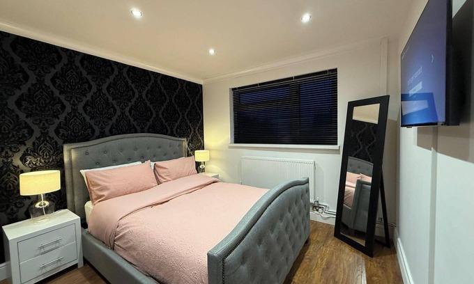 Bridgend Casa | 3 Bed House - Sleeps 6 - Parking - Wifi