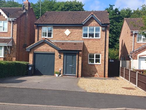 Uttoxeter Casa | 3 Bed House - Sleeps 6 - Pets - Parking - Wifi
