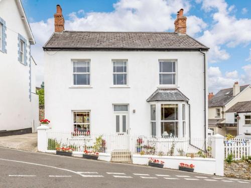 Charmouth Casa | 3 Bed in Charmouth DC121