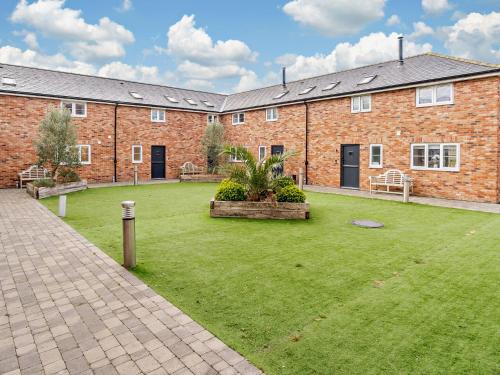 Newport Casa | 3 Bed in Newport 90246