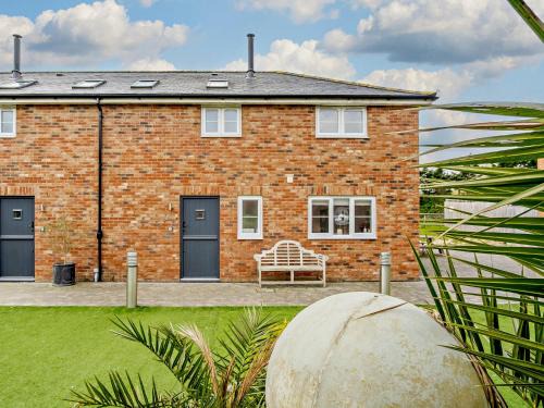 Newport Casa | 3 Bed in Newport 90253