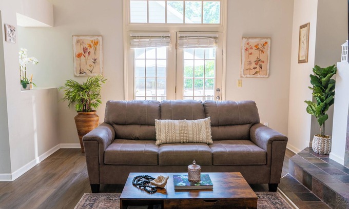 Cary Casa | Kids Essentials ,Jaccuzzi ,Walkable to Restaurant, Keurig, Grill, Ofiice,Crib,5G
