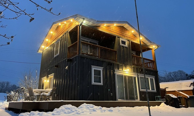 Lindstrom Cabaña | 3 Bed Lake House with Balconies