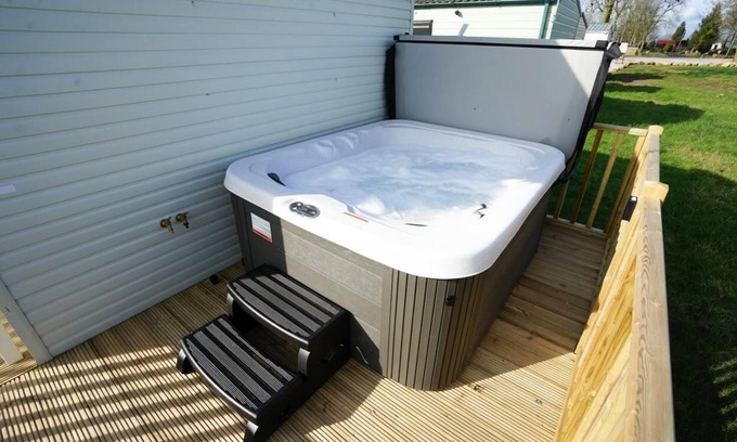 Wesham Cabina | 3-Bed Lodge, Sleeps 6, Hot tub