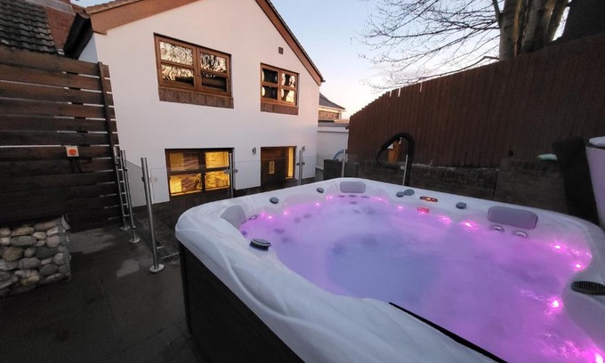 Sketty Casa | 3 Bed Luxury Cottage With Private Hot Tub