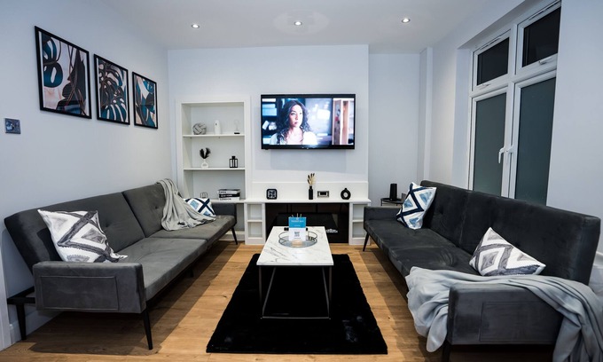 Higham Hill Casa | 3 Bed Modern House Sleeps 7 (Driveway and Free Netflix)
