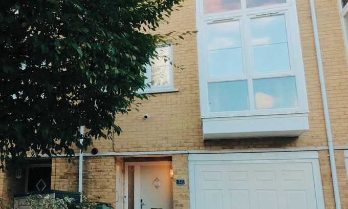 Ewell Casa | 3 bed modern townhouse W/self check in, sleeps 6 & 35mins direct train to London