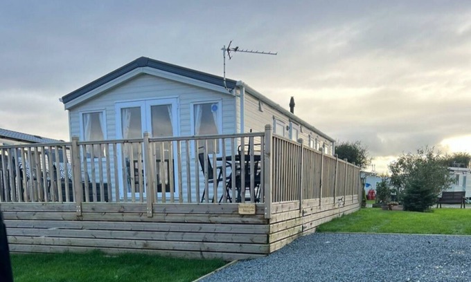 Crowle Cabina | 3 Bed New Lodge, Sleeps 4, Pets Welcome