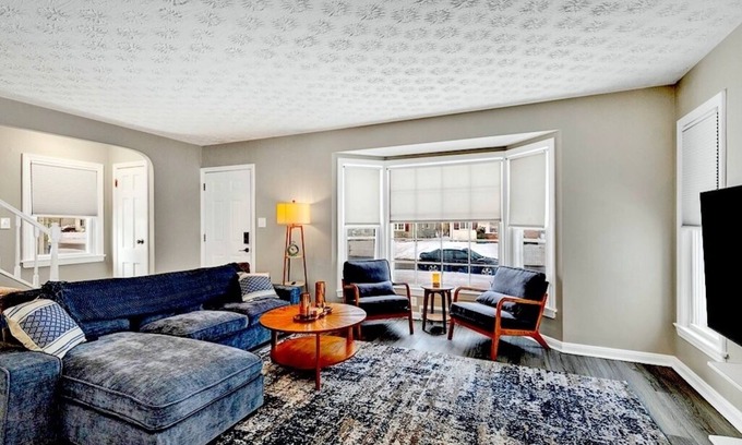 South Euclid Casa | 3 bed S Euclid NEW ON VRBO DISCOUNTED PRICE, EXCELLENT REVIEWS OTHER PLATFORMS