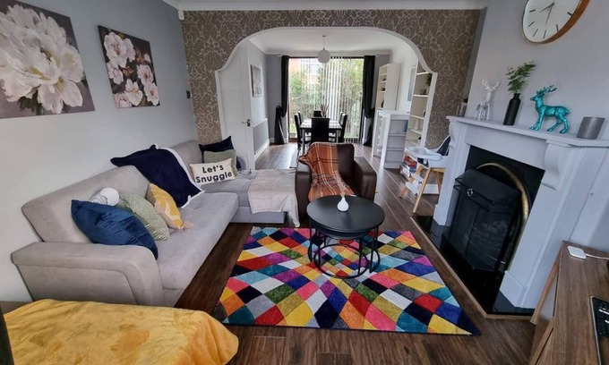 Droylsden Casa | Casa espaciosa de 3 habitaciones con estacionamiento
