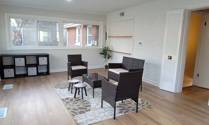 Skokie Casa | 3 Bedroom, 1.5 Bath in The Heart Of Skokie, 4 Seasons Porch and Pet-Friendly