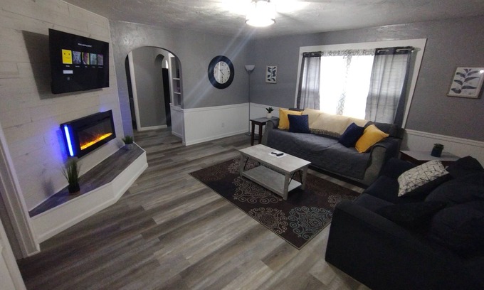 Terre Haute Casa | 3 bedroom 1 bath. less than a mile to Union Hospital