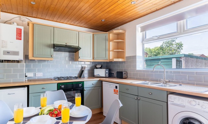 Wythenshawe Casa | 3 Bedroom, 1 Bathroom Apartment with Parking