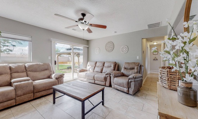 Northeast Heights Casa | 3 Bedroom (1 King 2 Queen beds) 1 bathroom home with private backyard