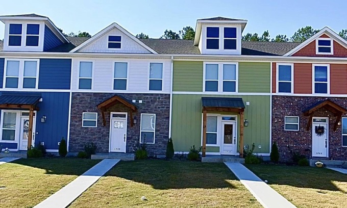 Cleveland Casa | 3-bedroom #1738 townhome in Cleveland—central air, ceiling fans, WiFi, cable.