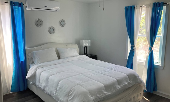 Primos Secane Apartamento | Luxury 3-bedroom house with parking WiFi, AC in fabulous Philadelphia.