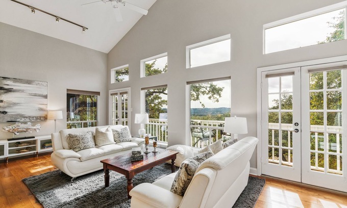 North Cat Mountain Condominio | 3 Bedroom, 2 &1/2 Bath Condominium Executive lease-short and long-term options.