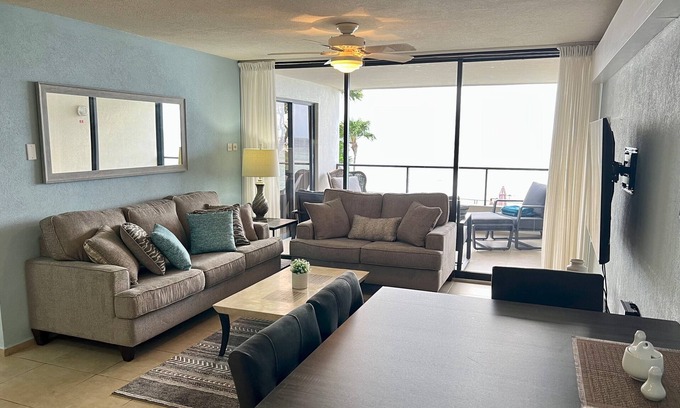 Saint Lawrence Apartamento | 3 Bedroom Waterfront Condo - Walk out to pool.