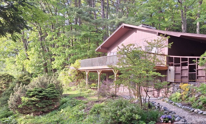 West Lebanon Chalet De Esquí | 3-bedroom, 2-bath chalet, minutes from I-89 Dartmouth Medical Center