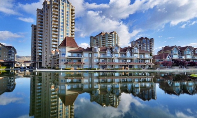 Kelowna Central Business District Condominio | 3 dormitorios, 2 baños condominio en el piso 15 con vista al lago impresionante