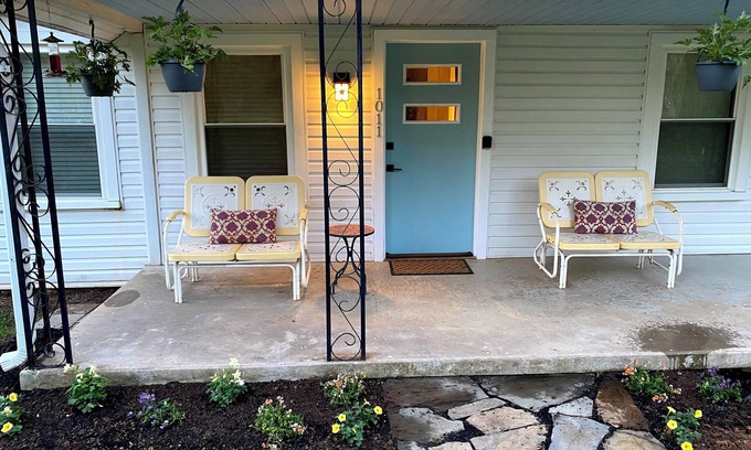 Hillsborough Casa | 3-bedroom, 2 bath farmhouse in beautiful Hillsborough with highspeed WiFi & more