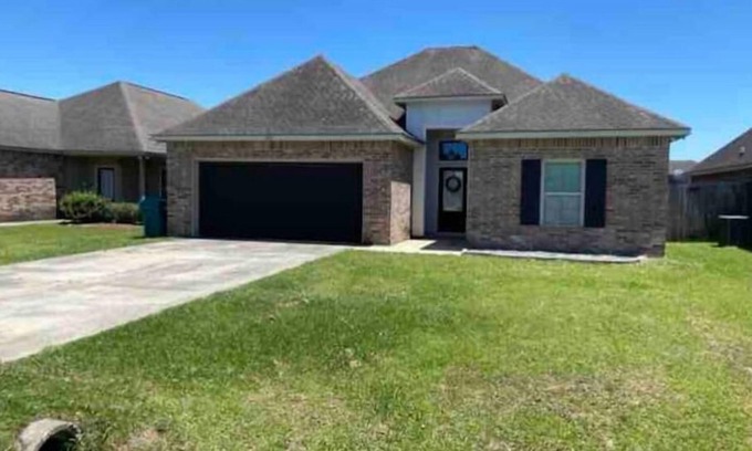 Youngsville Casa | 3 Bedroom 2 Bath Home, Clean Quiet Neighborhood