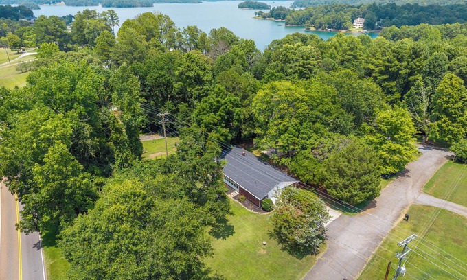 Seneca Casa | 3-bedroom 2 bath home located minutes from Keowee Mariana, shopping and Clemson