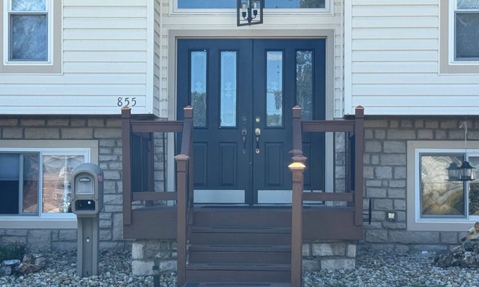 Newark Casa | 3-bedroom 2 bath House Featuring a Music Theme Decor