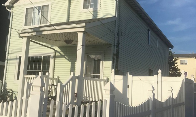 Queens Casa | 3-bedroom & 2-bath house near Beach with 2 car parking