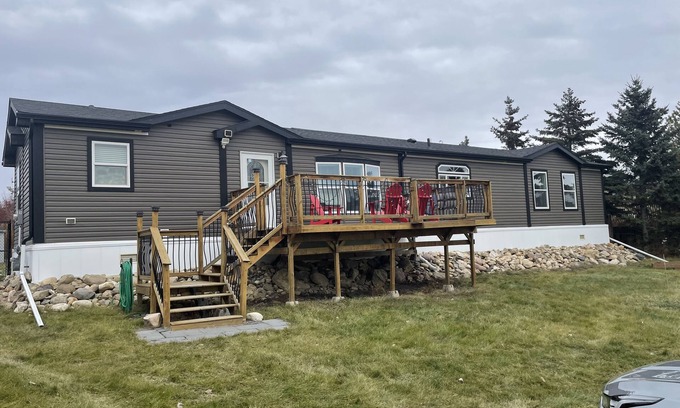 Parkland Beach Cabina | 3 bedroom, 2 bath Modern family Cabin minutes to Gull Lake! Pet friendly!