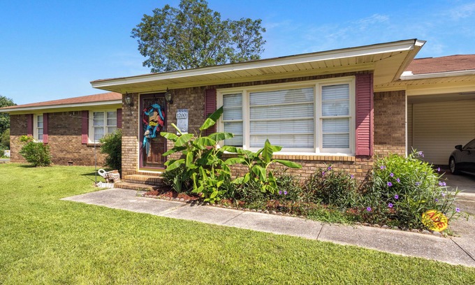 Taylorville Casa | 3-bedroom/2-bath Tropical Paradise house minutes from downtown and the stadium.