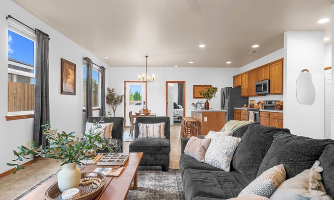 Tri-Cities Casa | 3 bedroom, 2 bath with fire pit and game room