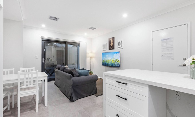 Bentley Casa | 3 Bedroom 2 Bathroom | Deluxe Full House For Stay | Higher-end Accomodation.