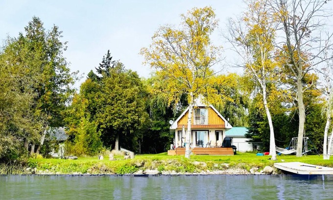 Colborne Casa | 3 bedroom 2 bathroom 1.5 storey cottage on Little Lake