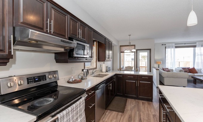 Winnipeg Casa | 3 bedroom + 2 bathroom Bungalow House in River Park South of Winnipeg
