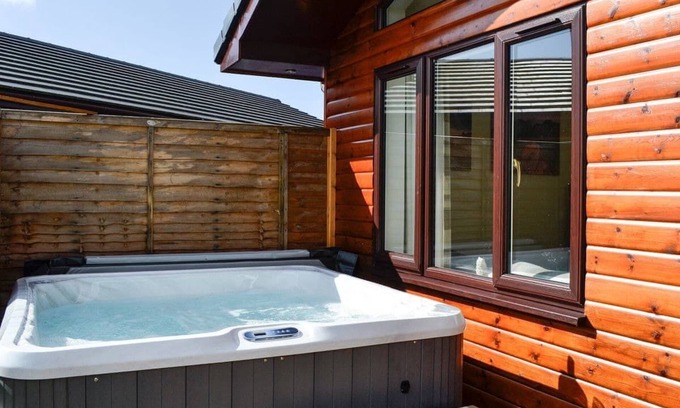 Fintry Casa | 3 bedroom 2 bathroom Spey lodge with hottub and excellent views