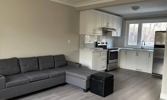 Toronto Casa | 3 Bedroom + 2 Full Bath + Dine + Big Living Room + Sofa + Internet + Utilities