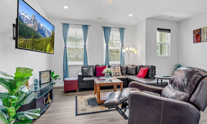 Durham Casa | 3-bedroom/3.5 bath near RDU/RTP with personal workspace,smart TVs, pool,dog park