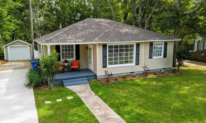 Hattiesburg Casa | 3-bedroom / 3 bathroom Southern Cottage in the center of everything.