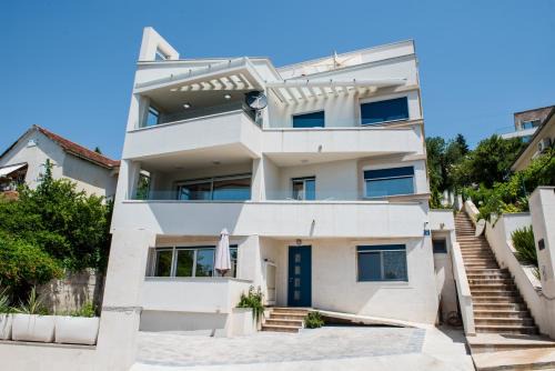 Tomicici Casa | 3 bedroom 3 bathroom pool Ivy House Montenegro
