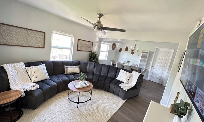 Los Angeles Casa | 3-bedroom/7 bed/1bath house near DTLA/Universal Studios/Disneyland /Hollywood.