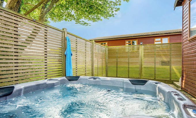 Hewas Water Chalet De Esquí | Come and unwind in the Primrose Lodge, a real gem tucked away near the beautiful lakes.