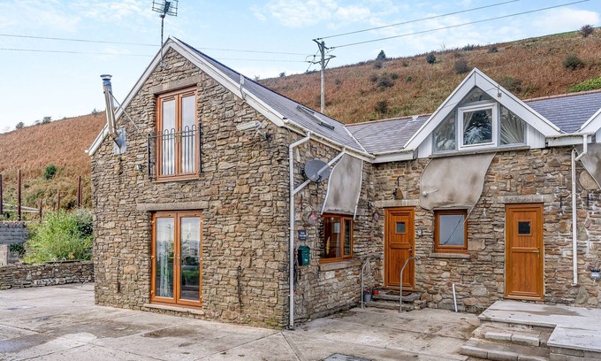 Port Talbot Cabaña | 3 bedroom accommodation in Cwmavon, near Swansea