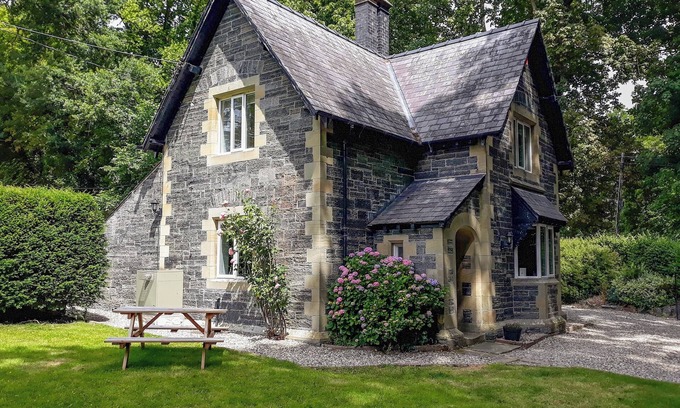 Llangollen Cabaña | Grade II listed property with enclosed gardens, set close to the town of Llangollen.