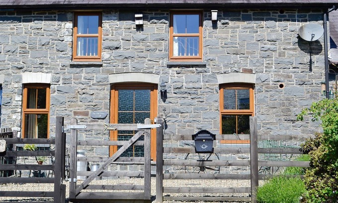 Llandyssiliogogo Cabaña | 3 bedroom accommodation in Llwyndafydd, near Llandysul